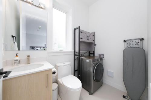 Ένα μπάνιο στο Brand New Spacious Home in Heart of Vancouver