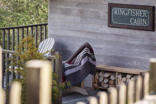 Fotografie z fotogalerie ubytování Kingfisher Cabin, Butterwell Farm, Riverside cabin on 40-acre private estate v destinaci Bodmin