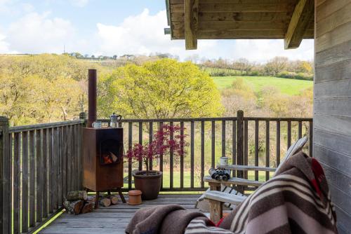 Balkón nebo terasa v ubytování Kingfisher Cabin, Butterwell Farm, Riverside cabin on 40-acre private estate