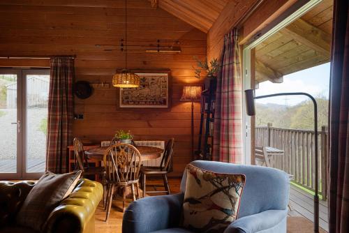 Posezení v ubytování Kingfisher Cabin, Butterwell Farm, Riverside cabin on 40-acre private estate