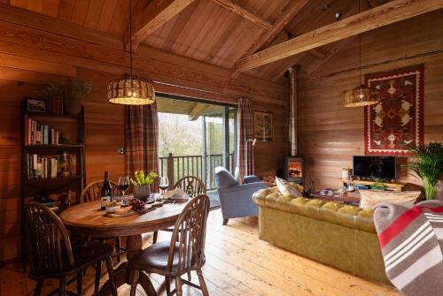 Posezení v ubytování Kingfisher Cabin, Butterwell Farm, Riverside cabin on 40-acre private estate