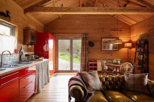 Kuchyň nebo kuchyňský kout v ubytování Kingfisher Cabin, Butterwell Farm, Riverside cabin on 40-acre private estate