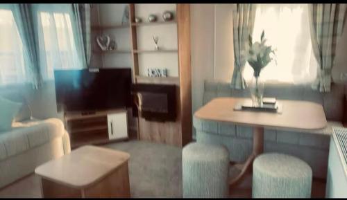 Μια τηλεόραση ή/και κέντρο ψυχαγωγίας στο 5 Minutes Walk From Beach , Accessible Pet Friendly Caravan With Hot Tub On Coastfields Holiday Village