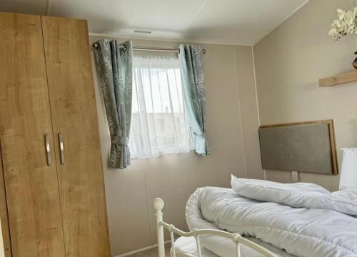 Ένα ή περισσότερα κρεβάτια σε δωμάτιο στο 5 Minutes Walk From Beach , Accessible Pet Friendly Caravan With Hot Tub On Coastfields Holiday Village
