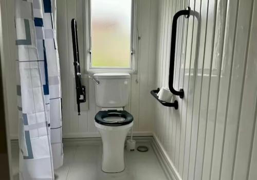 Ένα μπάνιο στο 5 Minutes Walk From Beach , Accessible Pet Friendly Caravan With Hot Tub On Coastfields Holiday Village