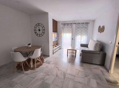 a living room with a couch and a table at Apartamento Capillera 9 in El Puerto de Santa María