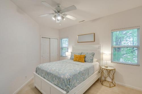 Postel nebo postele na pokoji v ubytování Swim, Boat and Fish Townhome on Lake of the Ozarks