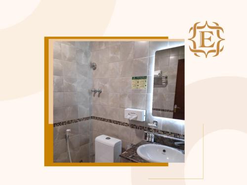 a bathroom with a sink and a mirror at فندق جولدن إيليت - Golden Elite Hotel in Al Khobar