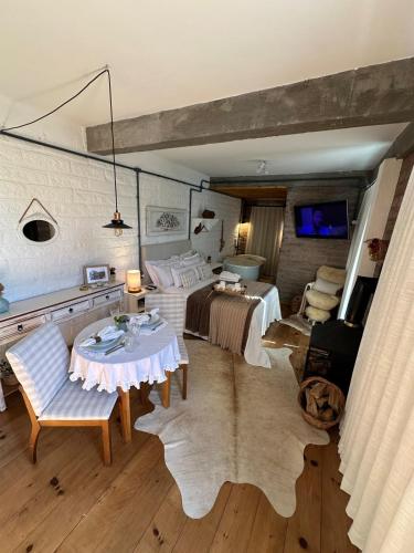 a bedroom with two beds and a table in a room at Cantinho do Sossego na Serra Gaúcha in Picada Cafe