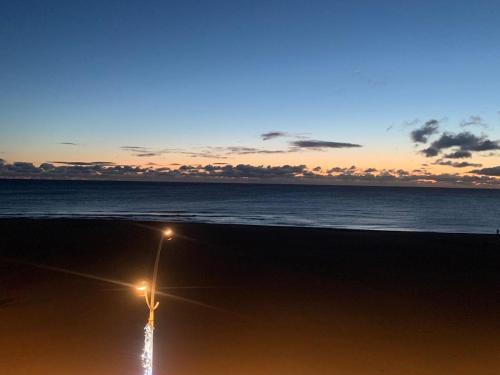 - un éclairage de rue sur la plage la nuit dans l'établissement A 6 minutes de la plage de Canet Villa Catalane avec 3 chambres et un grand salon spécial famille nombreuse, à Perpignan