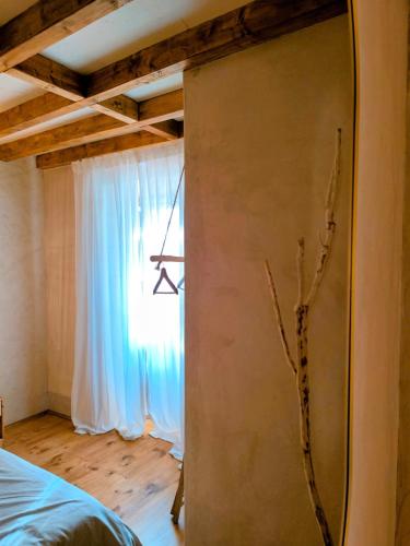 a bedroom with a bed and a window at AMEIO - Country House in Rio Maior