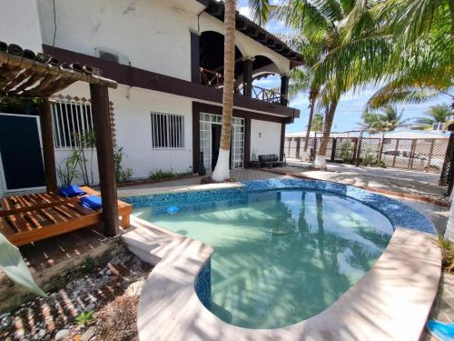 a swimming pool in the backyard of a villa at Casa Columpios, con alberca a pasos de la playa in Chuburná