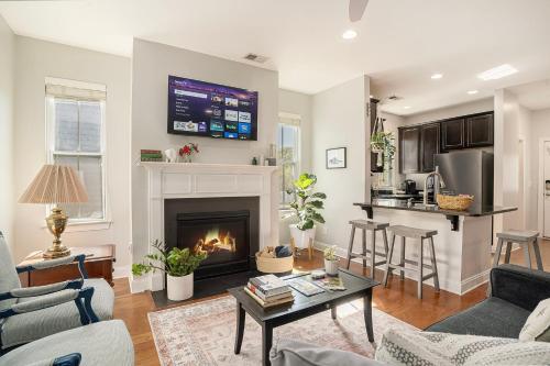 sala de estar con chimenea y cocina en Relax in Comfort - Retreat near CHS Downtown & Airport, en Charleston