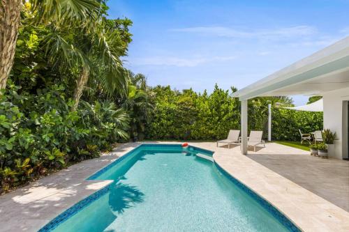 a swimming pool in the backyard of a villa at New! Luxurious Villa with Pool in West Palm Beach in Ibis Isle