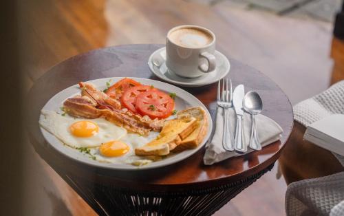 Opciones de desayuno para los huéspedes de Montaña de fuego Mountain Resort & Spa