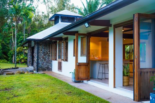a small house with a kitchen and a yard at The Lake House in Mission Beach