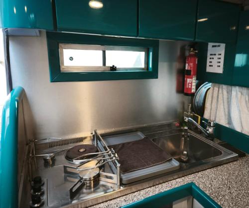 una cucina con un lavello e un piano di lavoro di Bluechip a Portimão