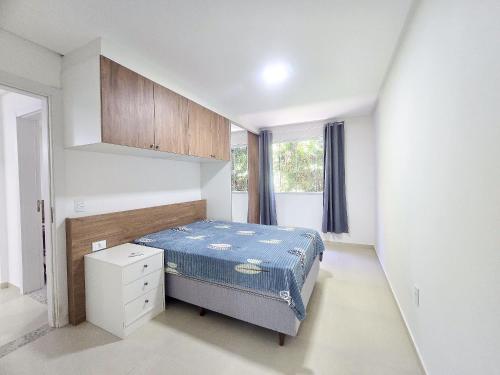 ボンビーニャスにあるResidencial La Rosaditaのベッドと窓のある小さな寝室