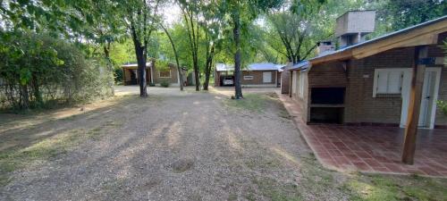 an empty driveway in front of a house at Cabañas Calimocho in Santa Rosa de Calamuchita
