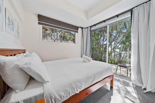 En eller flere senger på et rom på Belle Vue Beach House by Discover Stradbroke
