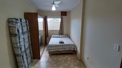 a bedroom with a bed with a cat laying on it at Casa linda e confortável na Penha RJ Próximo ao Ciaa Marinha Cefan Advec Casa do Marinheiro Lespan in Rio de Janeiro