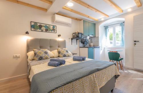 una camera da letto con un grande letto con cuscini blu di Old Town & Ela Place a Spalato (Split)