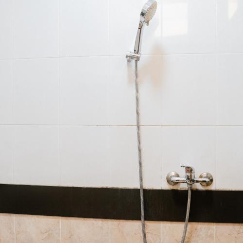 Un baño de Chola Inn at Nagoya Hill Batam Mitra RedDoorz