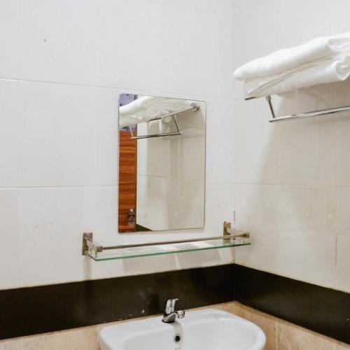 Un baño de Chola Inn at Nagoya Hill Batam Mitra RedDoorz