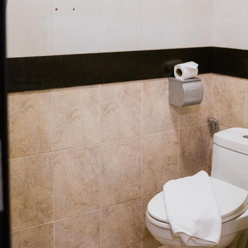Un baño de Chola Inn at Nagoya Hill Batam Mitra RedDoorz