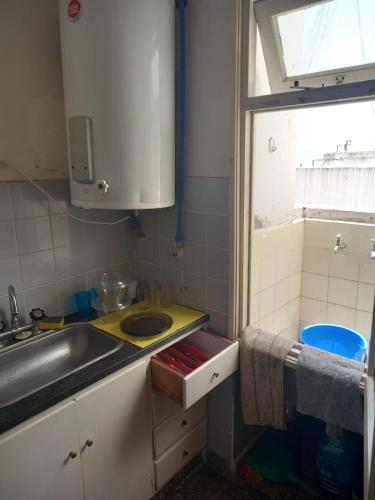 eine kleine Küche mit Spüle und Fenster in der Unterkunft Departamento zona microcentro in Mar del Plata
