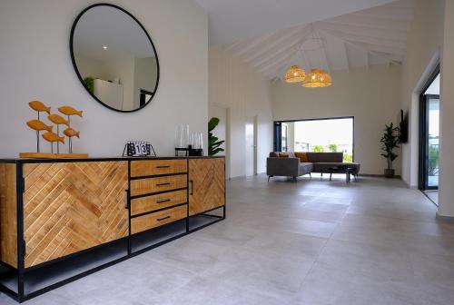 ウィレムスタッドにあるGreat Location - Newly built and Beautiful homeのリビングルーム(ドレッサー、鏡付)