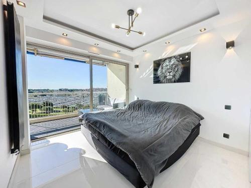 une chambre avec un lit et une grande fenêtre dans l'établissement Modern apartment - AC-1BR- 4P - Mandelieu, à Mandelieu-la-Napoule