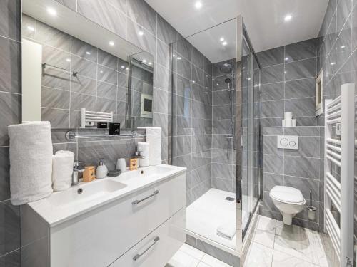 une salle de bain avec toilettes, lavabo et douche dans l'établissement Modern and Cosy Studio- AC- 4P- Cannes, à Cannes