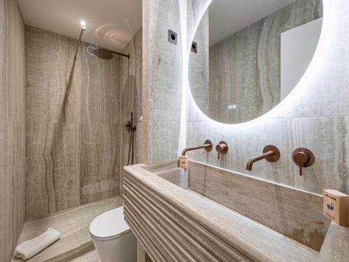 La salle de bains est pourvue d'une baignoire, de toilettes et d'un miroir. dans l'établissement Elegant apartment - AC-4P - Cannes, à Cannes