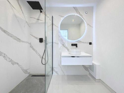 une salle de bain avec un lavabo et un miroir dans l'établissement Modern apartment - AC-1BR- 4P - Mandelieu, à Mandelieu-la-Napoule