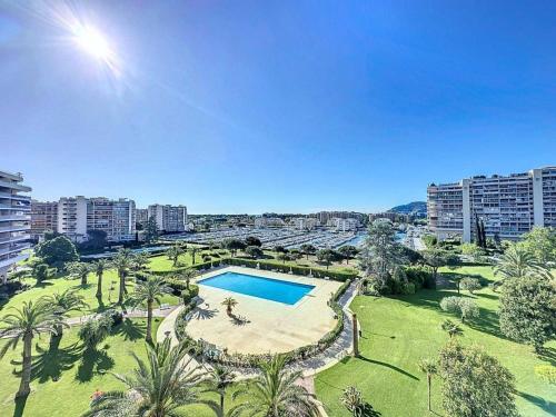 - une vue sur le parc et la piscine dans l'établissement Modern apartment - AC-1BR- 4P - Mandelieu, à Mandelieu-la-Napoule