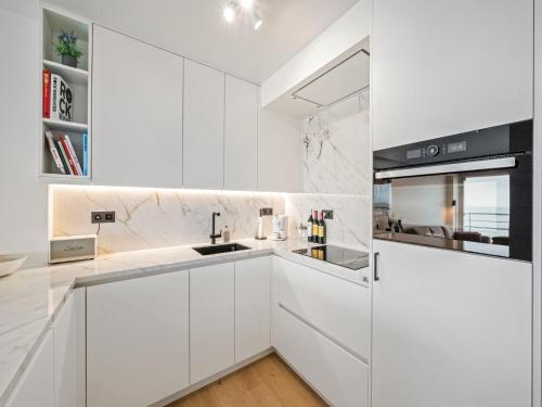 Η κουζίνα ή μικρή κουζίνα στο Luxury Sea View Apartment