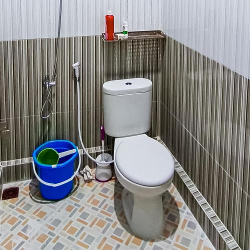 Ένα μπάνιο στο RedDoorz near RSD Idaman Banjarbaru Syariah