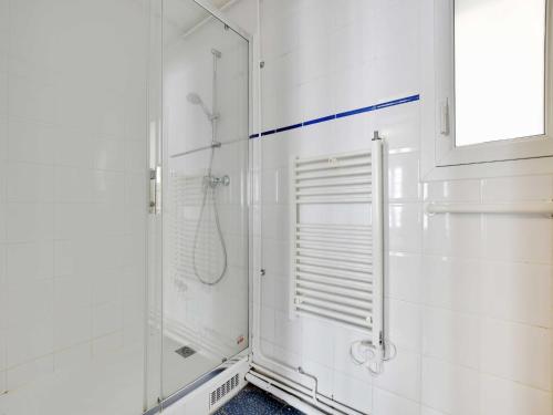 une salle de bain avec une douche avec une porte vitrée dans l'établissement Bright apartment - 2BR-4P - Belleville, à Paris