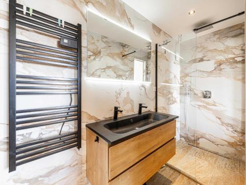 une salle de bain avec un lavabo et une douche dans l'établissement Modern flat with sea view - AC- 2BR- 4P - Cannes, à Cannes