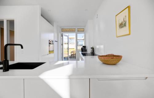 Nice Home In Svaneke With Wifiにあるキッチンまたは簡易キッチン