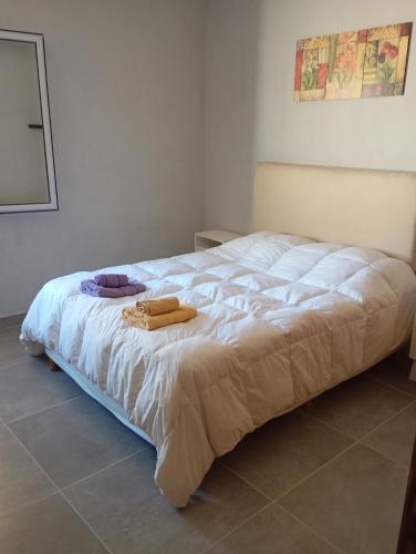 ein Bett in einem Schlafzimmer mit zwei Handtüchern darauf in der Unterkunft Departamento in Trenque Lauquen