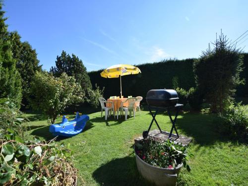 Κήπος έξω από το Chalet in Bovigny with Forest & BBQ