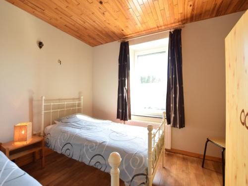 Ένα ή περισσότερα κρεβάτια σε δωμάτιο στο Chalet in Bovigny with Forest & BBQ