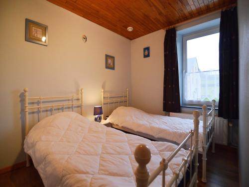 Ένα ή περισσότερα κρεβάτια σε δωμάτιο στο Chalet in Bovigny with Forest & BBQ