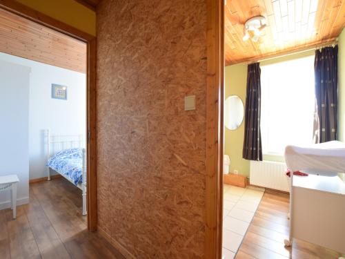 Ένα ή περισσότερα κρεβάτια σε δωμάτιο στο Chalet in Bovigny with Forest & BBQ