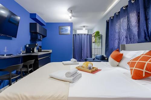 a bedroom with blue walls and a large bed at Nik Perdizes in Sao Paulo