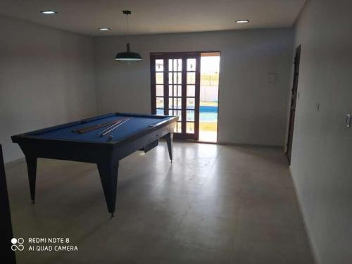 Chapadacasa irece a 30 km de jussara的房间中间的一张台球桌