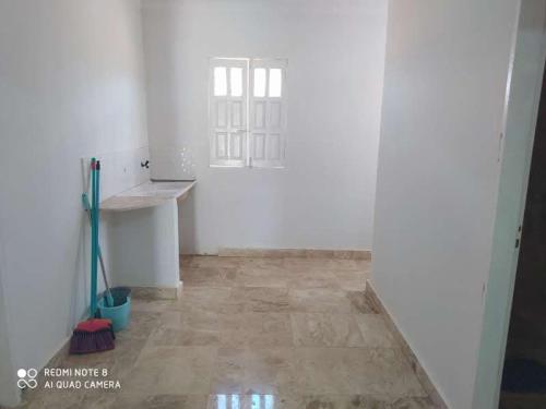 Chapadacasa irece a 30 km de jussara的一间设有白色墙壁和窗户的客房