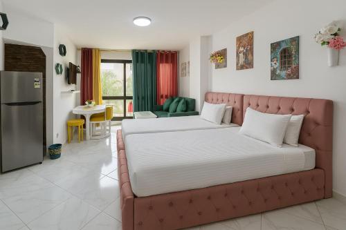 塞得港Exclusive Chalets at Porto Said Where Luxury的一间带大床的卧室和一间厨房